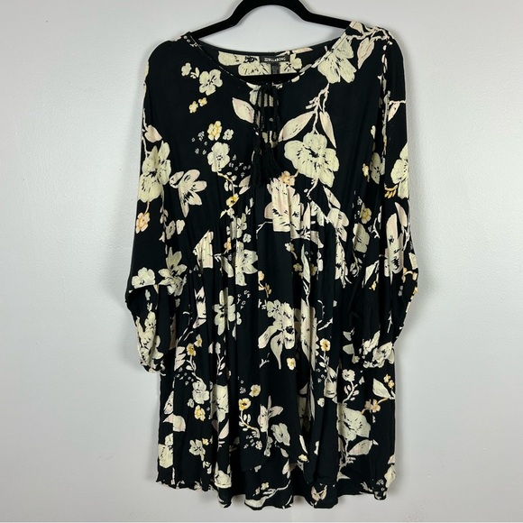 Billabong Black and Cream Bishop Sleeve Floral Oversized Tunic Size Medium - Picture 2 of 9